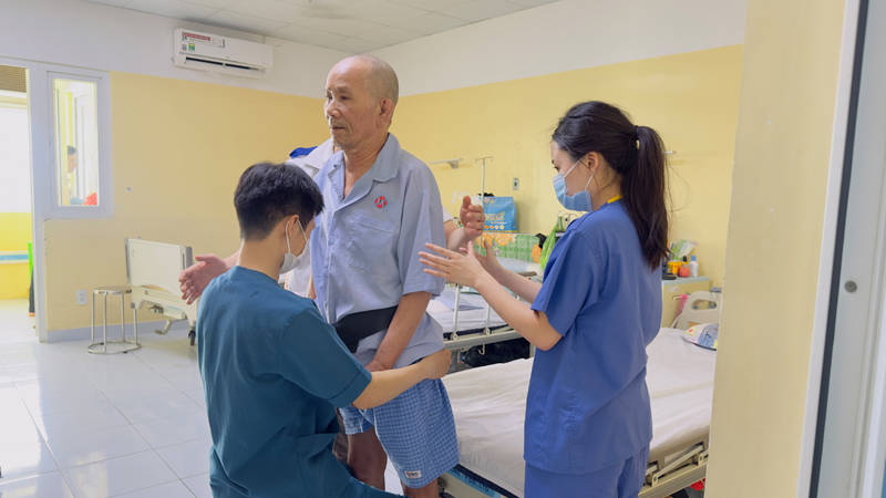 Image of medical volunteers working at a hospital in Vietnam - KILROY