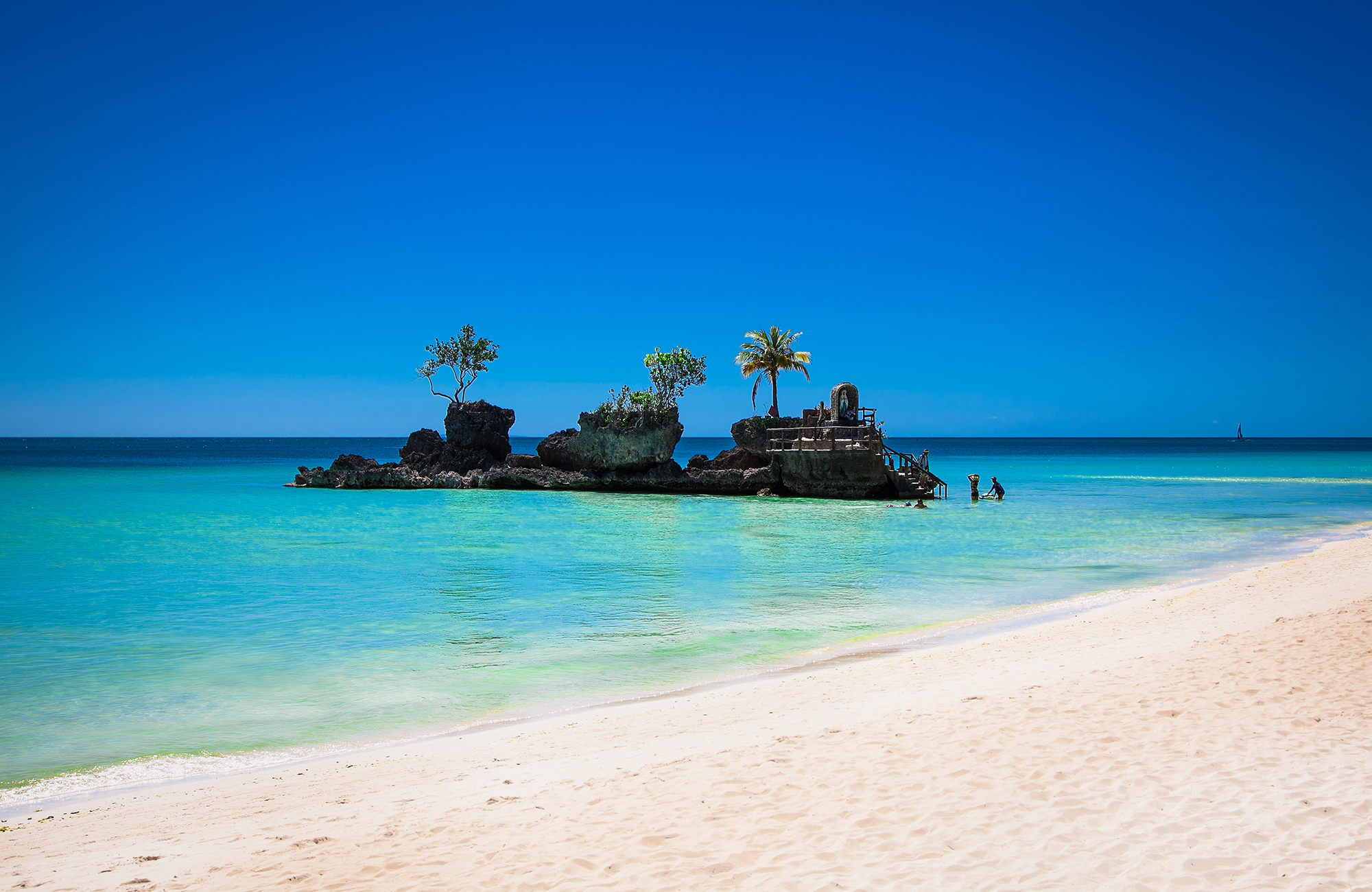 Image of volunteers working to clean a beach in the Philippines - KILROY