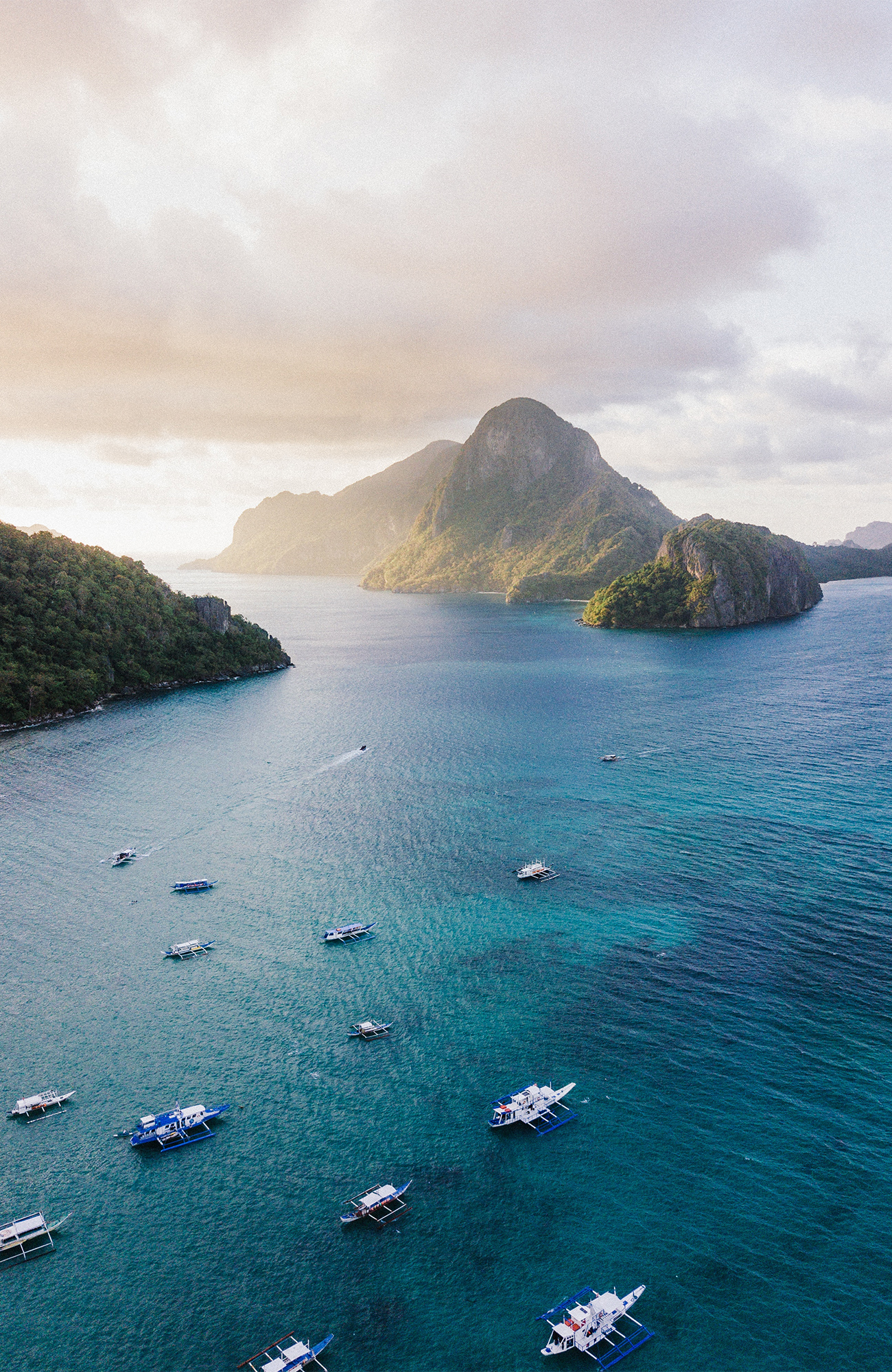 Image of karst islands with boats in the surrounding waters in the Philippines - KILROY