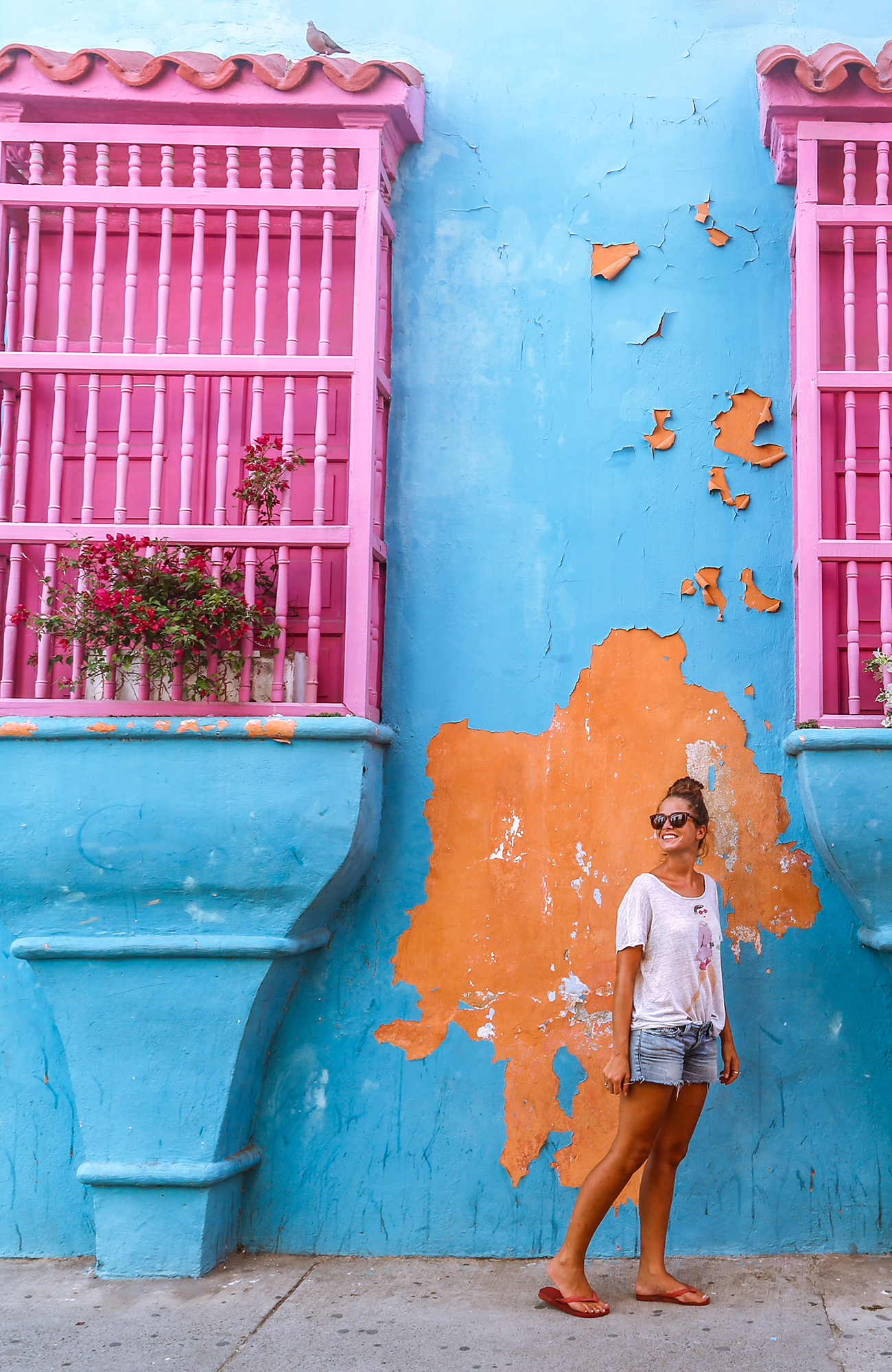Image of a colourful building facade in the city of Cartagena in Colombia - KILROY