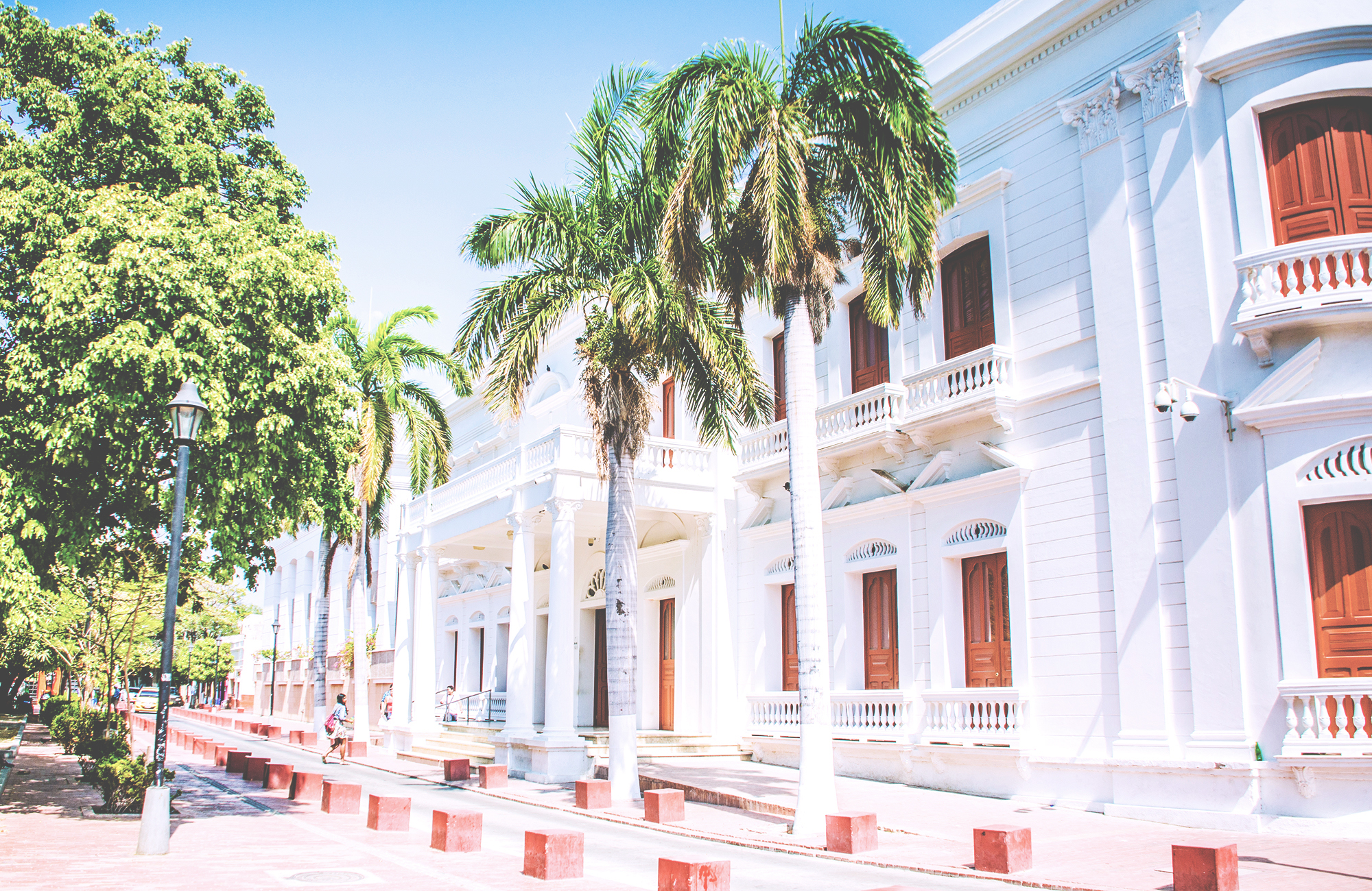 Image of a whitewashed building in Santa Marta in Colombia - KILROY