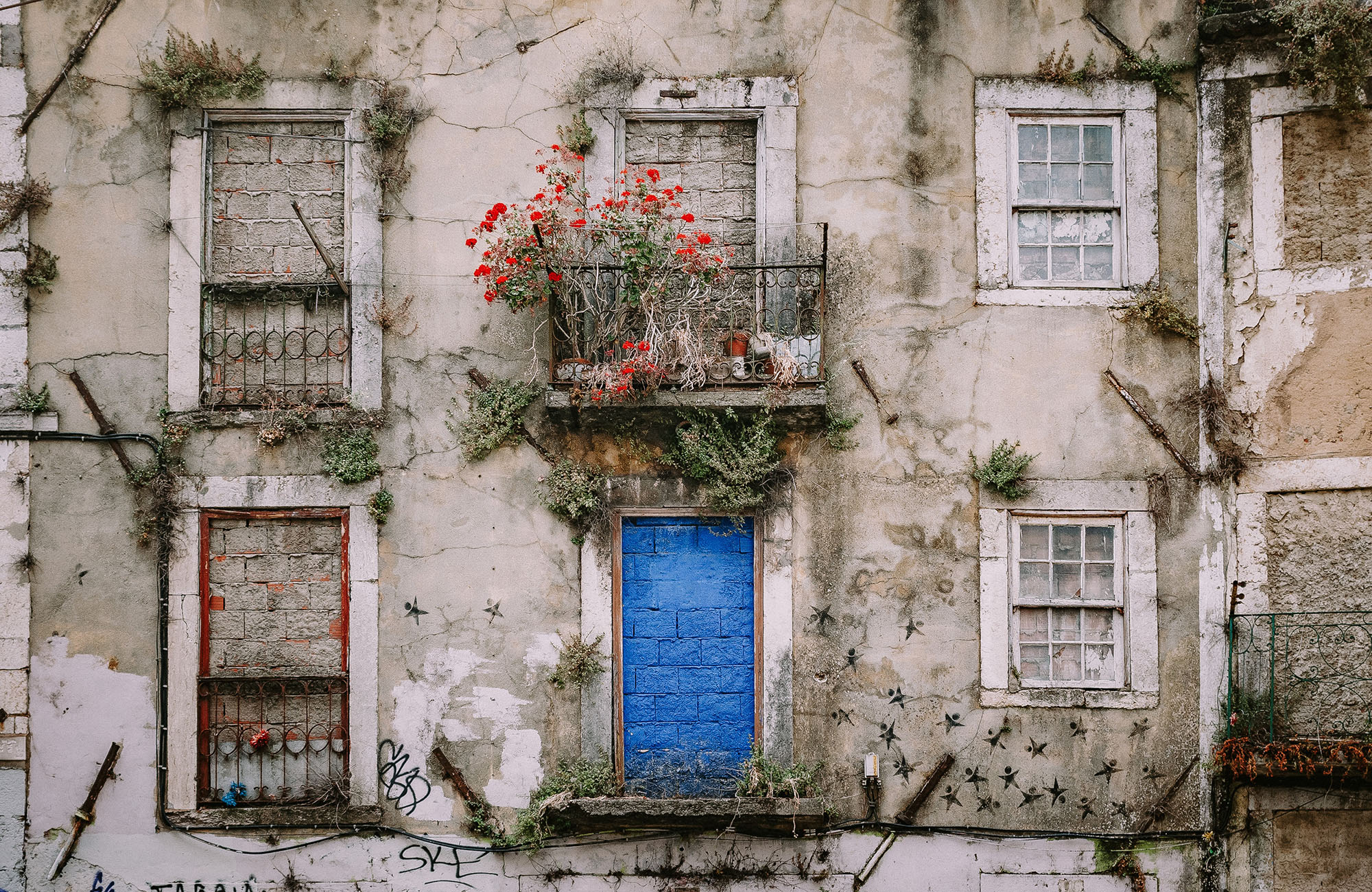 Image of a dilapidated building facade in Portugal - KILROY