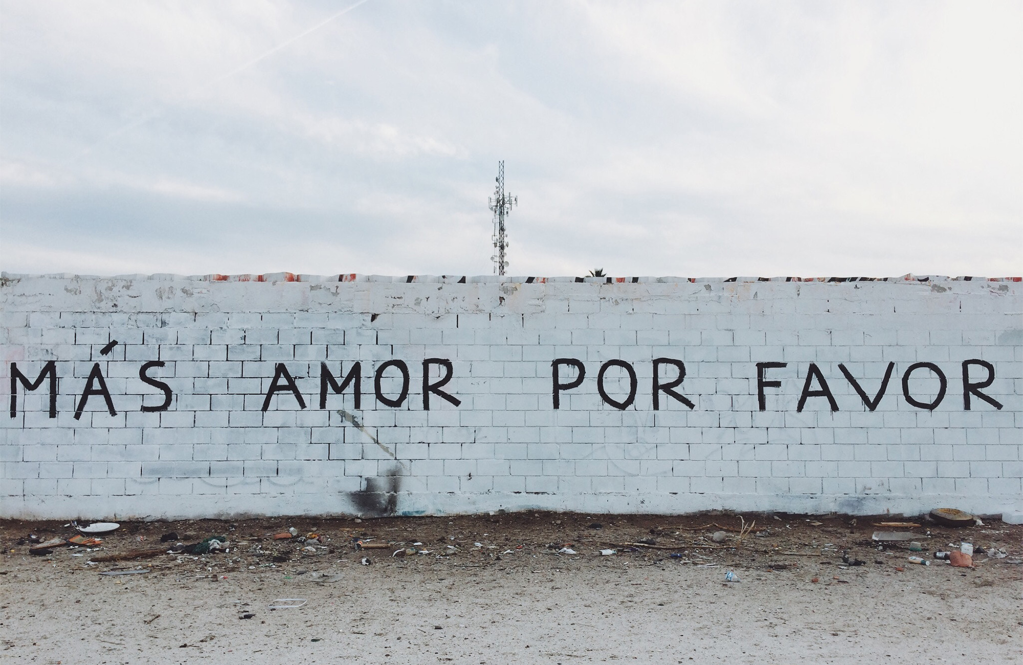 Image of a white-painted wall with Spanish writing across it - KILROY