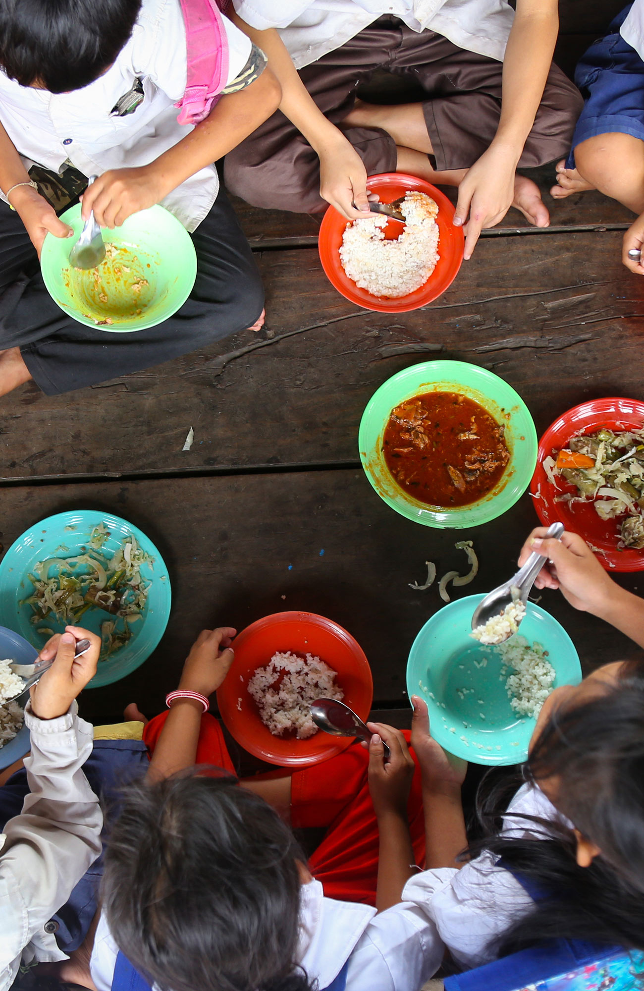 Image of children eating food in the Philippines - KILROY