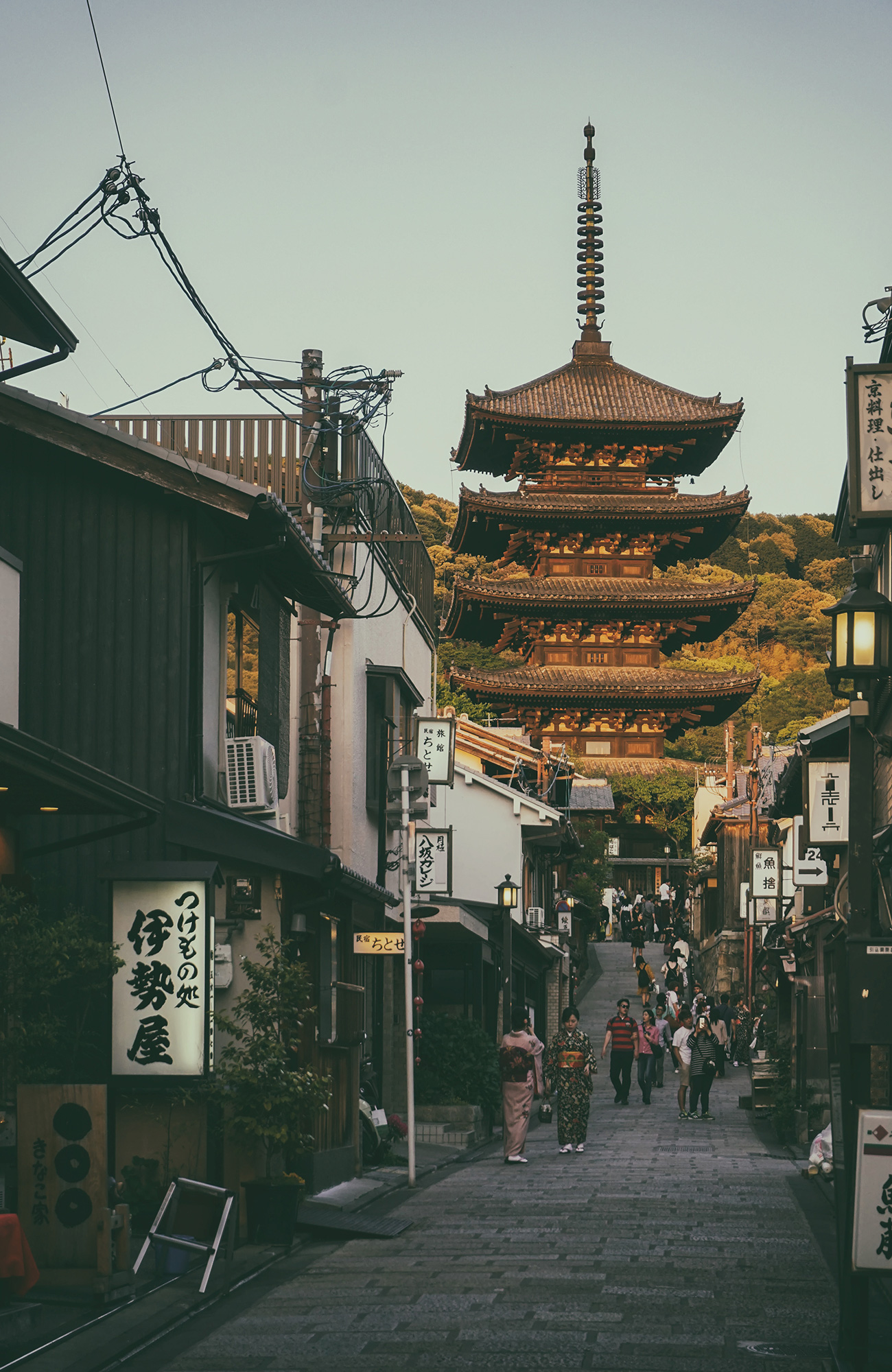 Image of a traditional street in Japan - KILROY