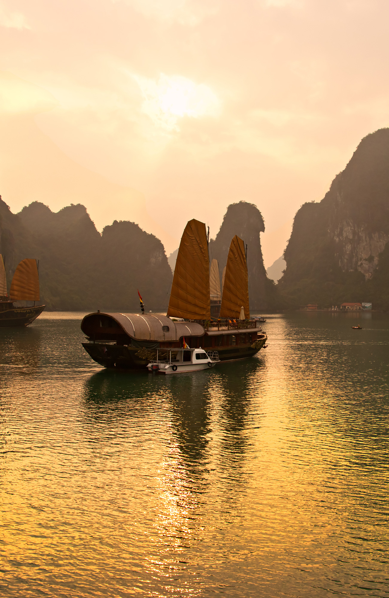 Image of a traditional Chinese sailing boat in Halong Bay in Vietnam - KILROY