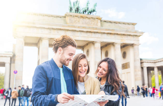 berlin-germany-brandenburger-tor-map-three-people
