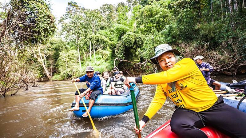 Guides taking travellers on a rafting adventure on the Umphang Trek in Thailand - KILROY