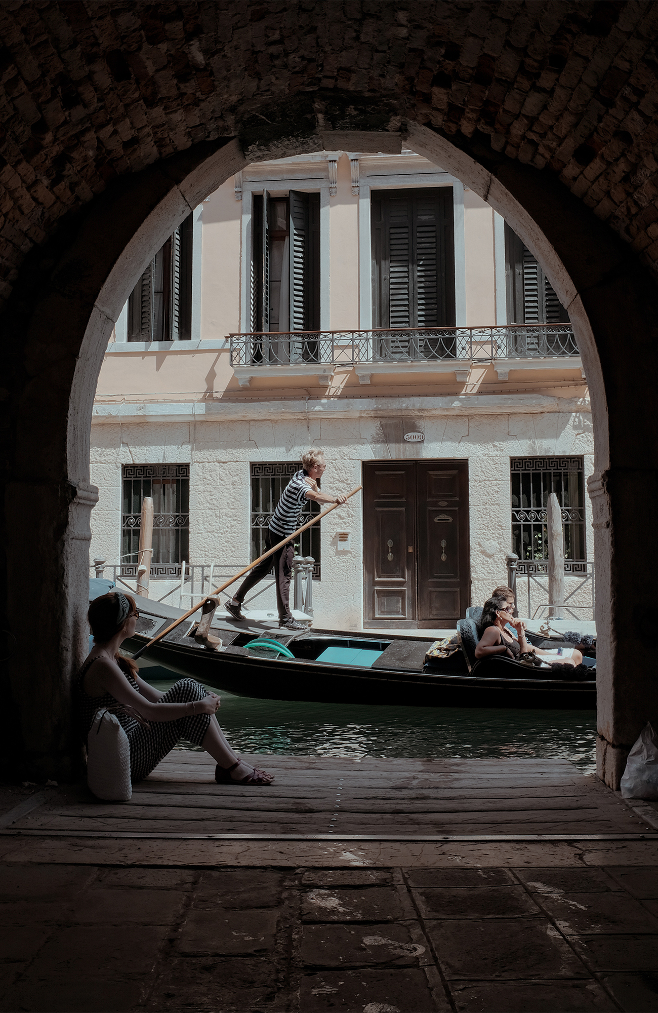 venice-italy-gondolier-canal-tunnel-sidebar