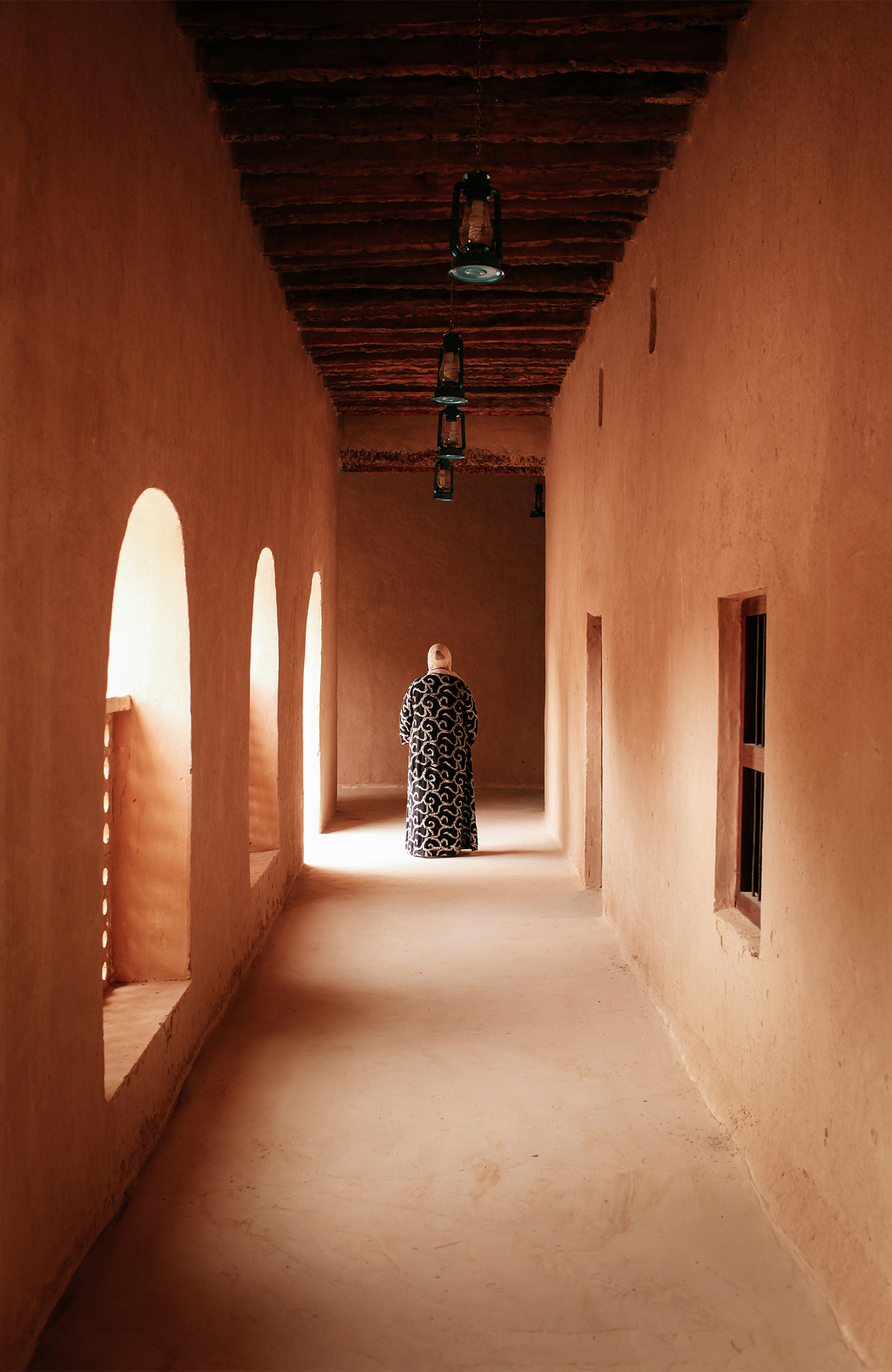 Image of the corridor of a traditional clay building in the United Arab Emirates - KILROY