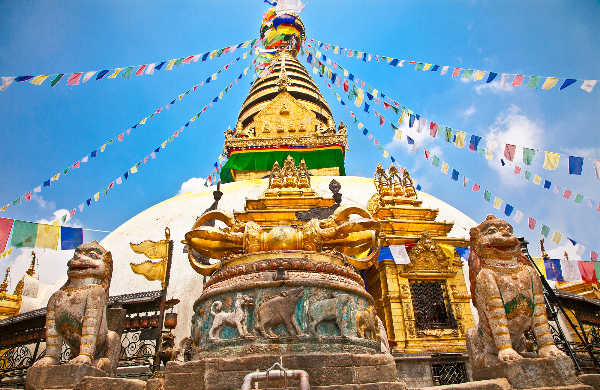 Swayambhunath (Apen-tempel) in Kathmandu, Nepal, met zijn stoepa en apenstandbeelden