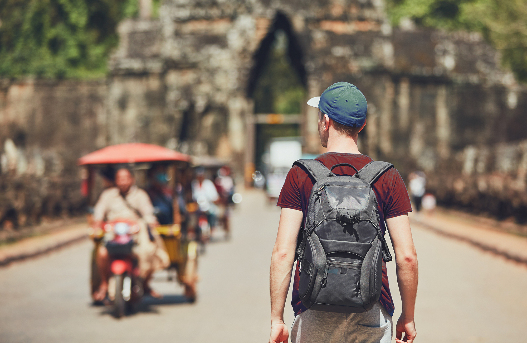 Image of a backpacker walking towards a temple in Phnom Penh in Cambodia - KILROY