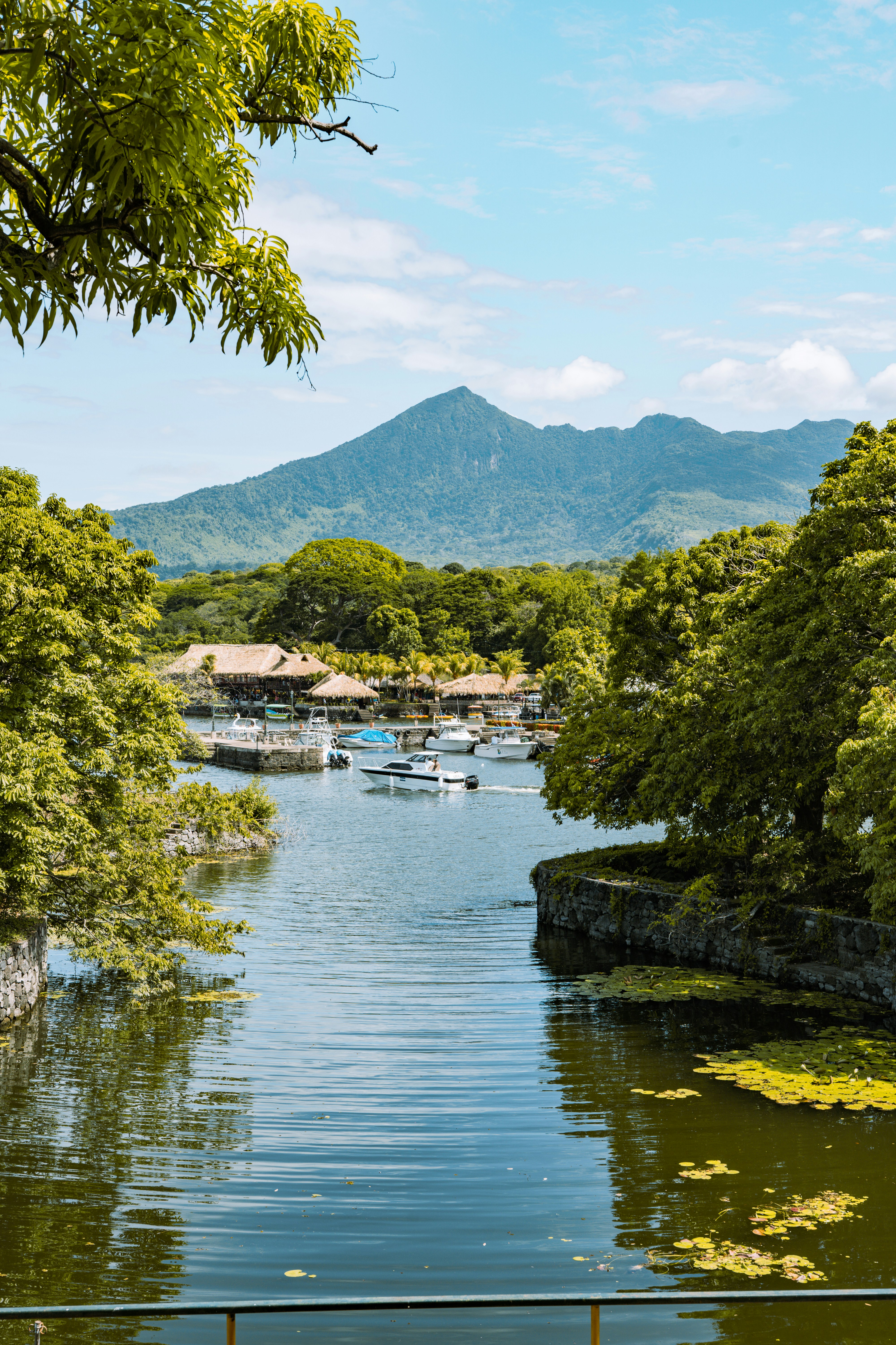 Image of a lake near the city of Granada in Nicaragua - KILROY