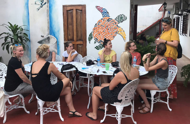 Image of a group of travellers at a Spanish class in Costa Rica - KILROY