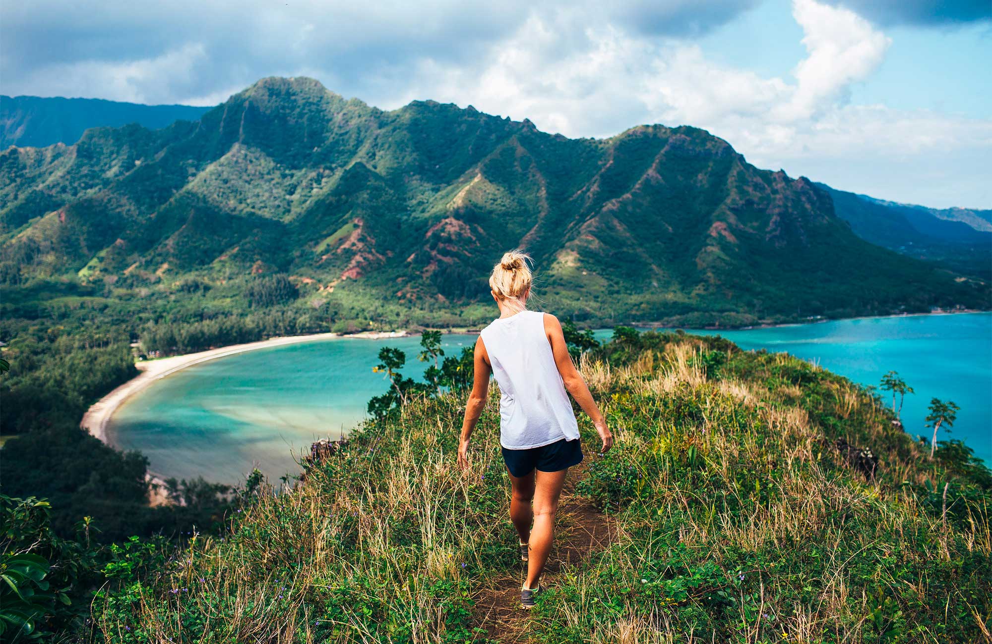 Image of a female traveller hiking on an island in Hawaii - KILROY