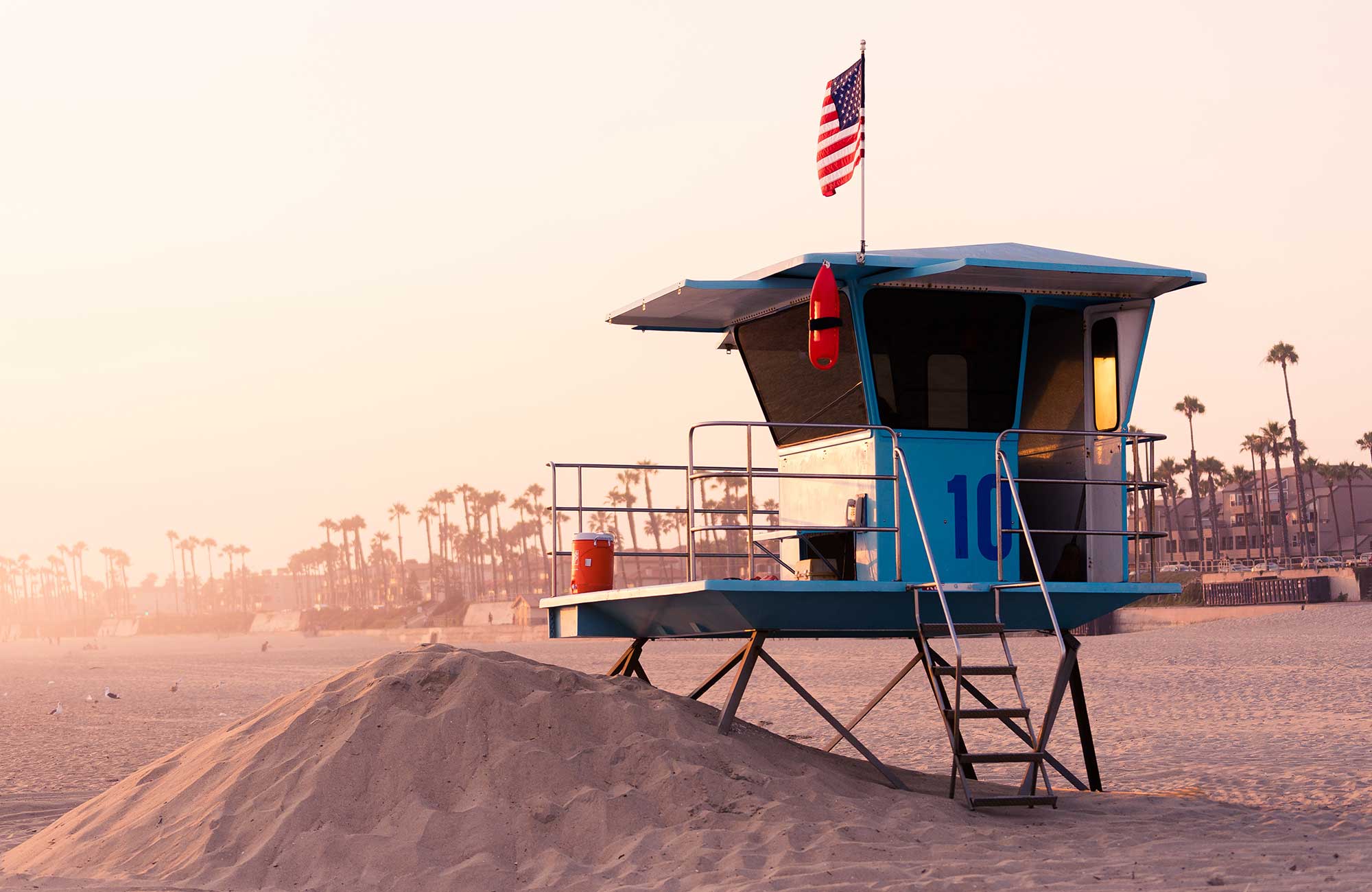 Image of a lifeguard hut on a beach in Los Angeles - KILROY