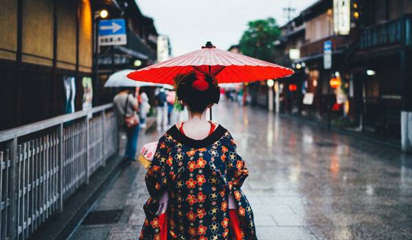 kyoto-japan-geisha-walking-on-street-cover