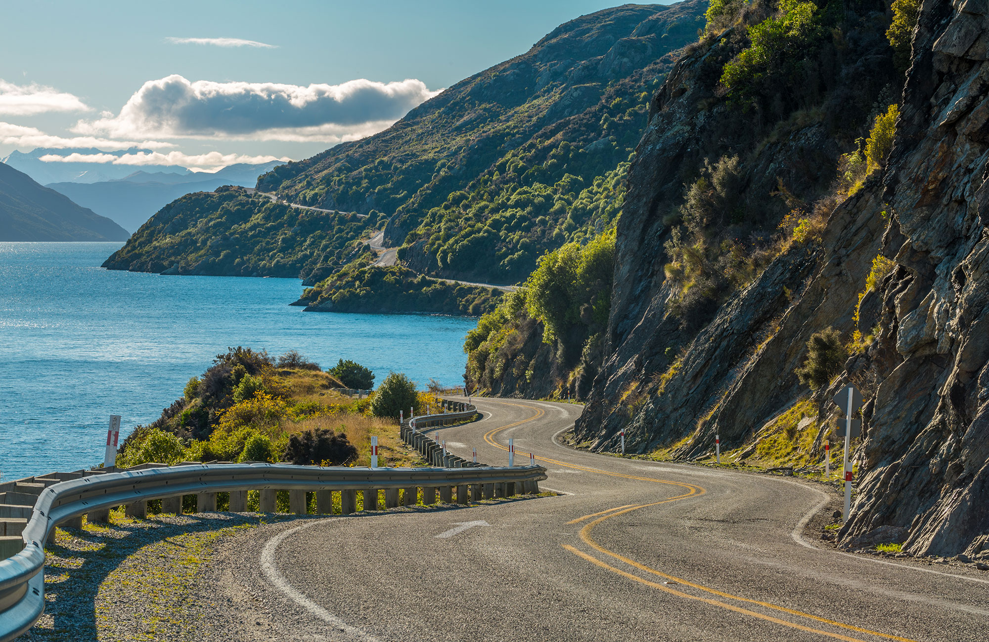 Image of a lakeside highway in New Zealand - KILROY