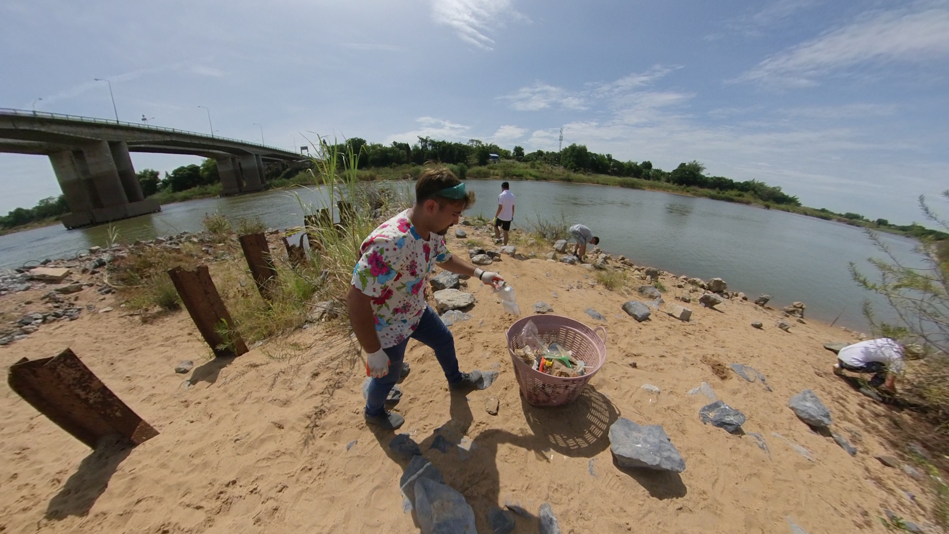 Image of volunteers cleaning up a beach in Europe - KILROY