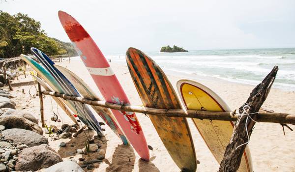 surfing-stranden-costa-rica