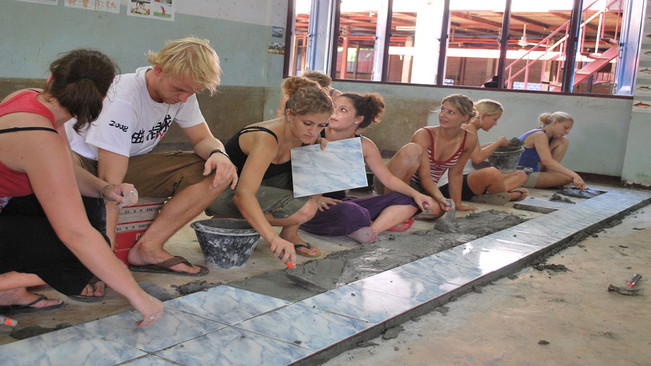 Image of a group of volunteers on a renovation project in Sri Lanka - KILROY
