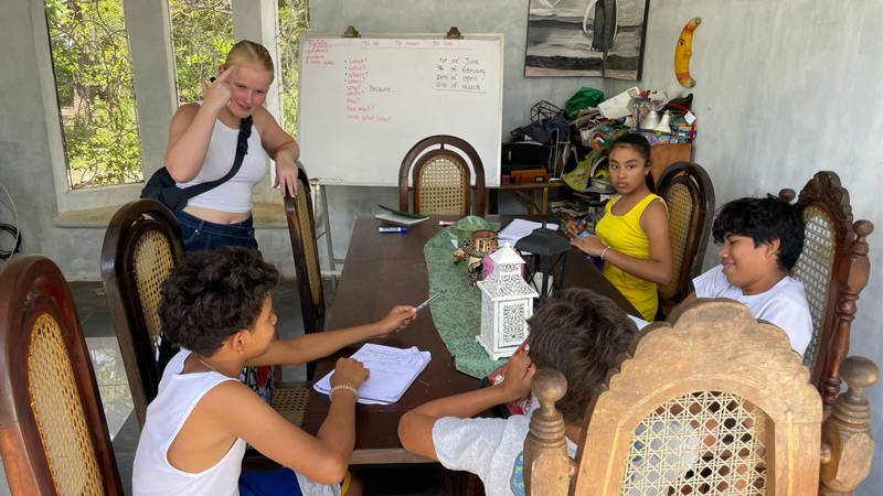 Image of a volunteer at a class in Granada, Nicaragua - KILROY