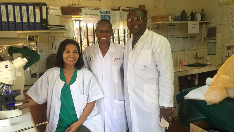 Image of a medical volunteer with local doctors at a medical volunteer program in Zanzibar - KILROY