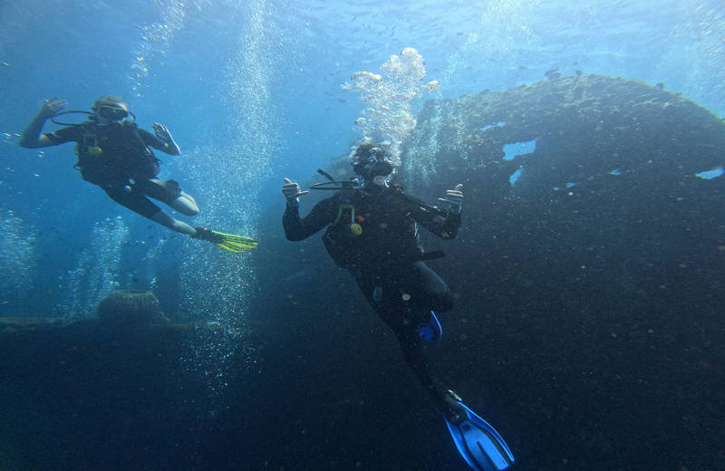 Image of two divers underwater in front of a dive wreck in Zanzibar - KILROY