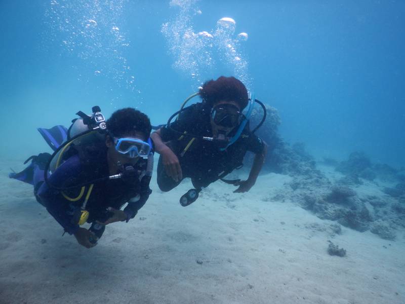 Image of two divers underwater in Fiji - KILROY