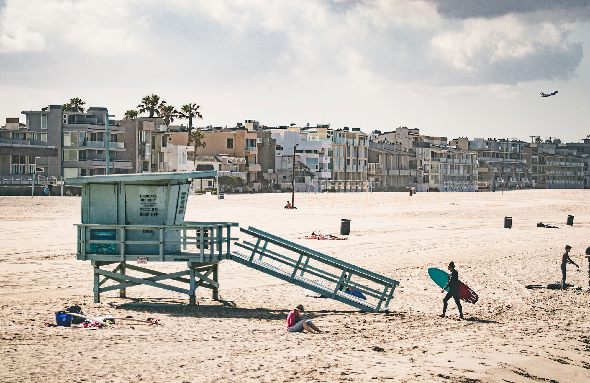Image of a beach with a lifeguard hut in Los Angeles - KILROY
