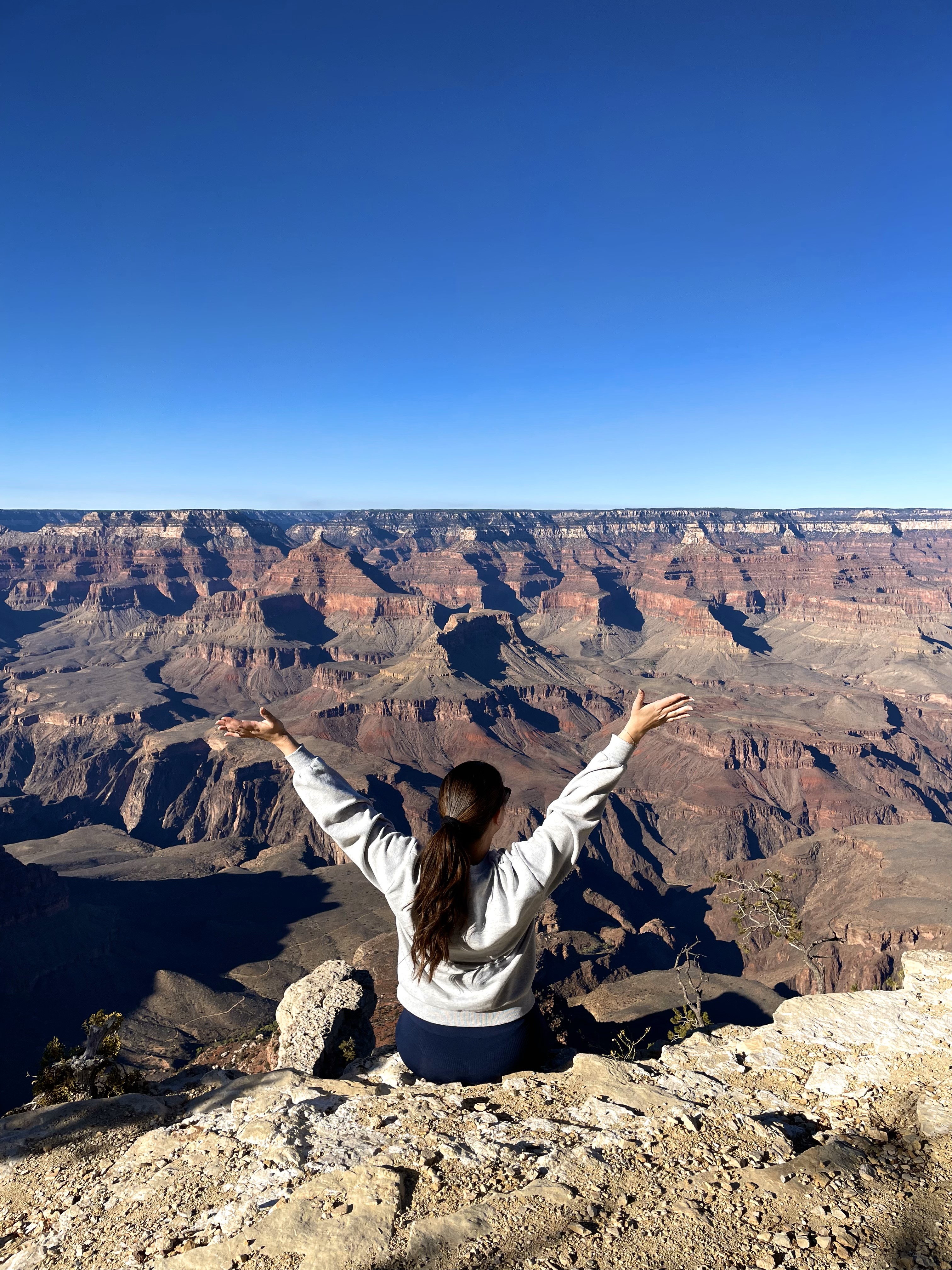 Image of young female traveller posing in front of the Grand Canyon in the USA - KILROY