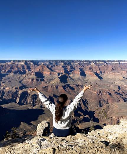 Image of young female traveller posing in front of the Grand Canyon in the USA - KILROY