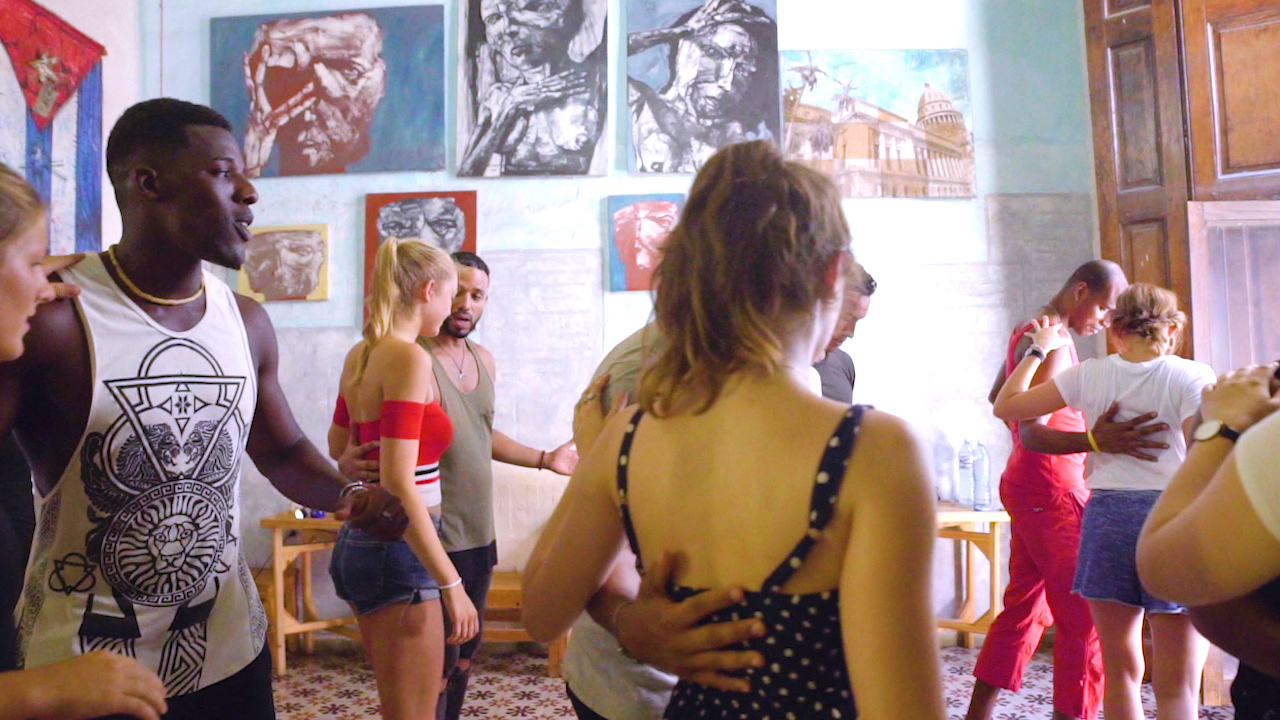 Image of Spanish language students at a dance class in Cuba - KILROY