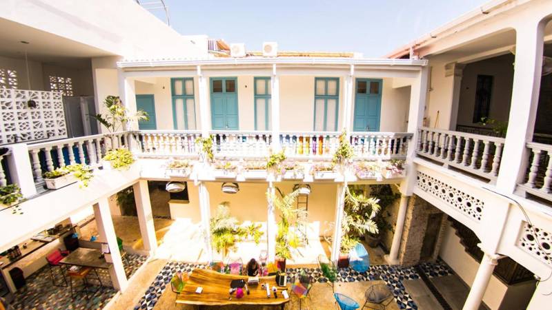 Image of the courtyard of the hostel included in the Cartagena Spanish Immersion Programme - KILROY