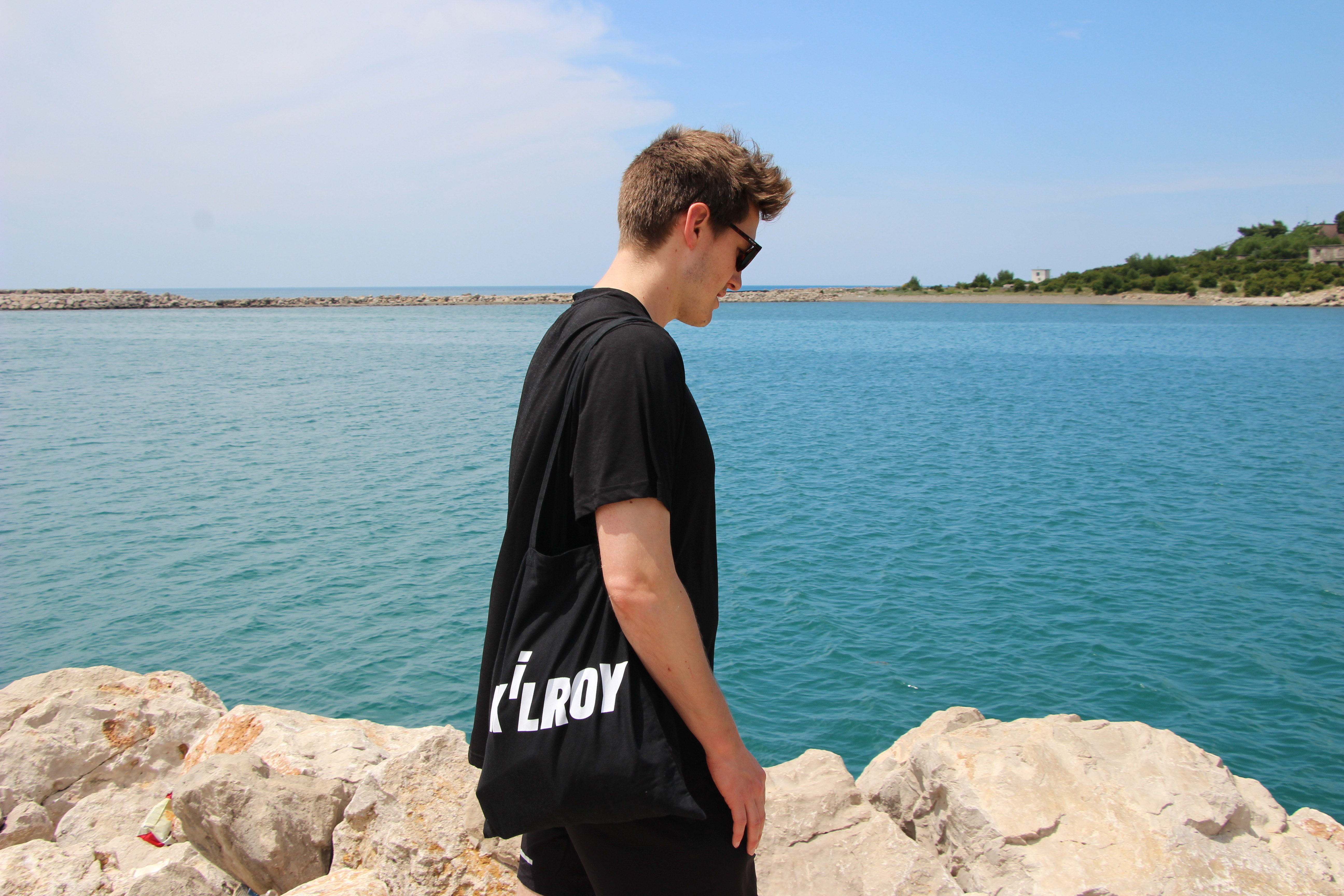 Guy with KILROY tote bag at seaside
