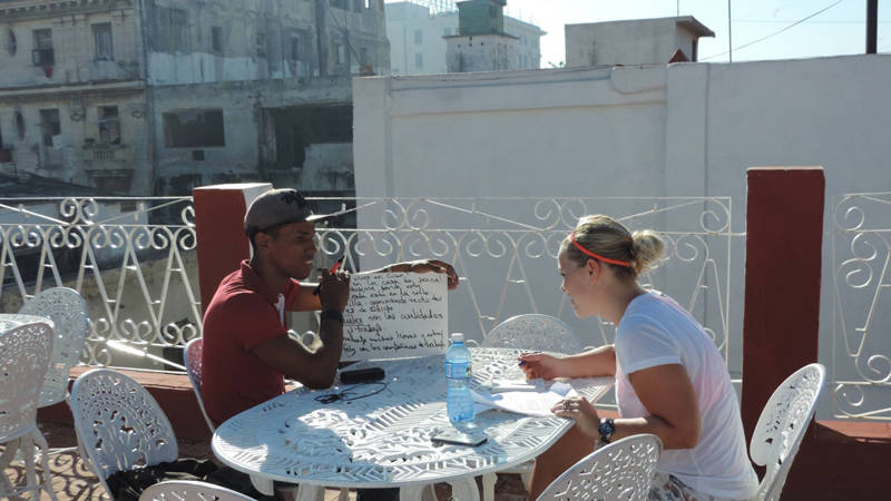 Image of a student learning Spanish on a rooftop terrace in Havana, Cuba - KILROY