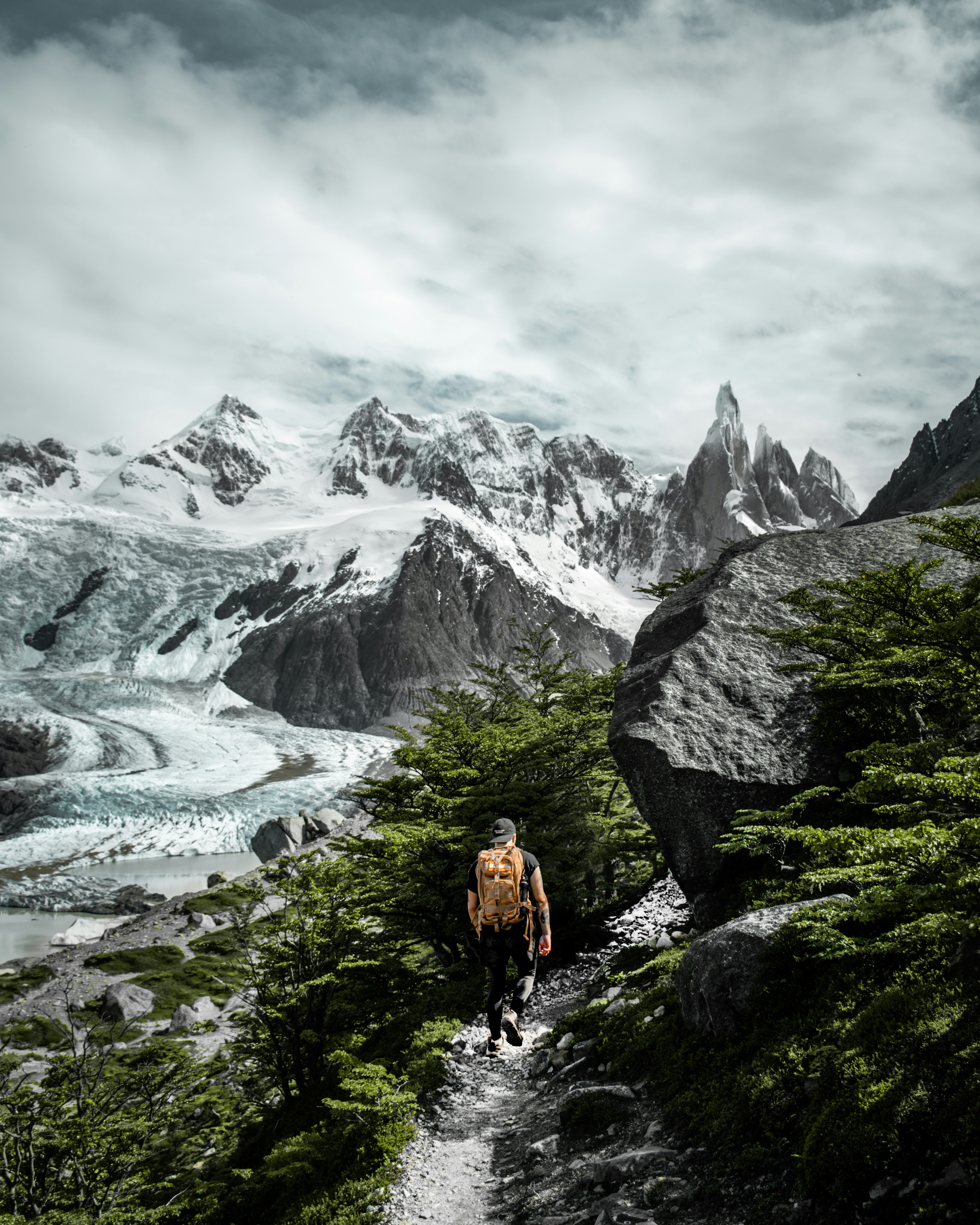 Image of a traveller hiking the El Chalten trail in Argentina - KILROY