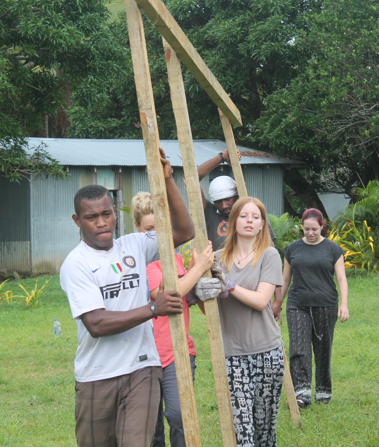Image of a volunteer working on a construction project in Fiji - KILROY