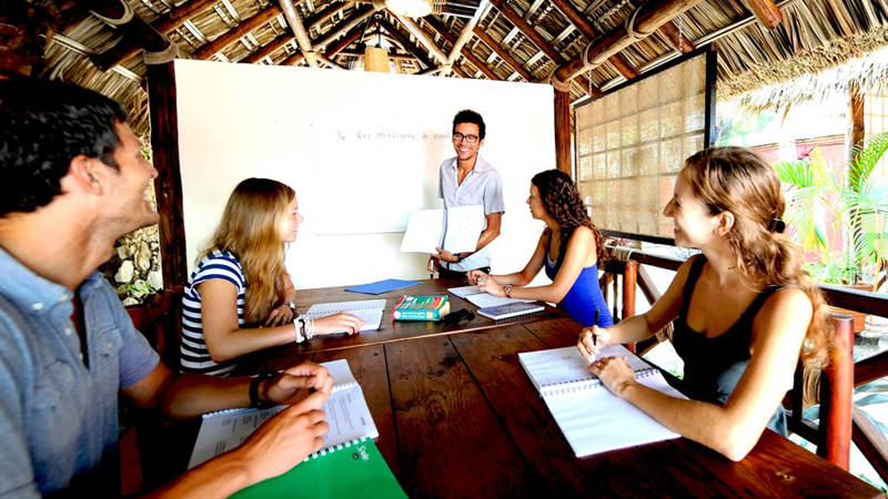 Image of a group of students during a Spanish language class in Puerto Escondido, Mexico - KILROY