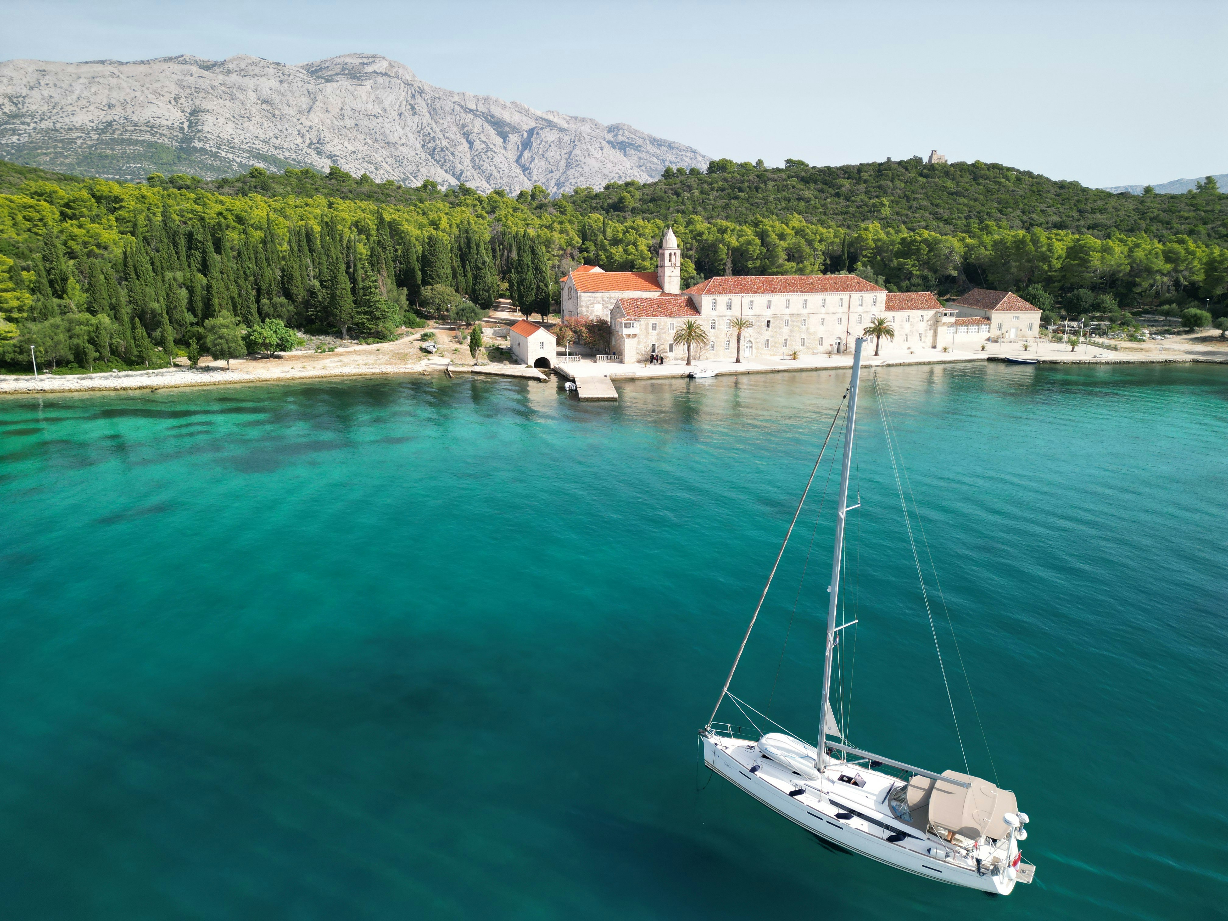 Image of a sailboat near the island of Korčula in Croatia - KILROY