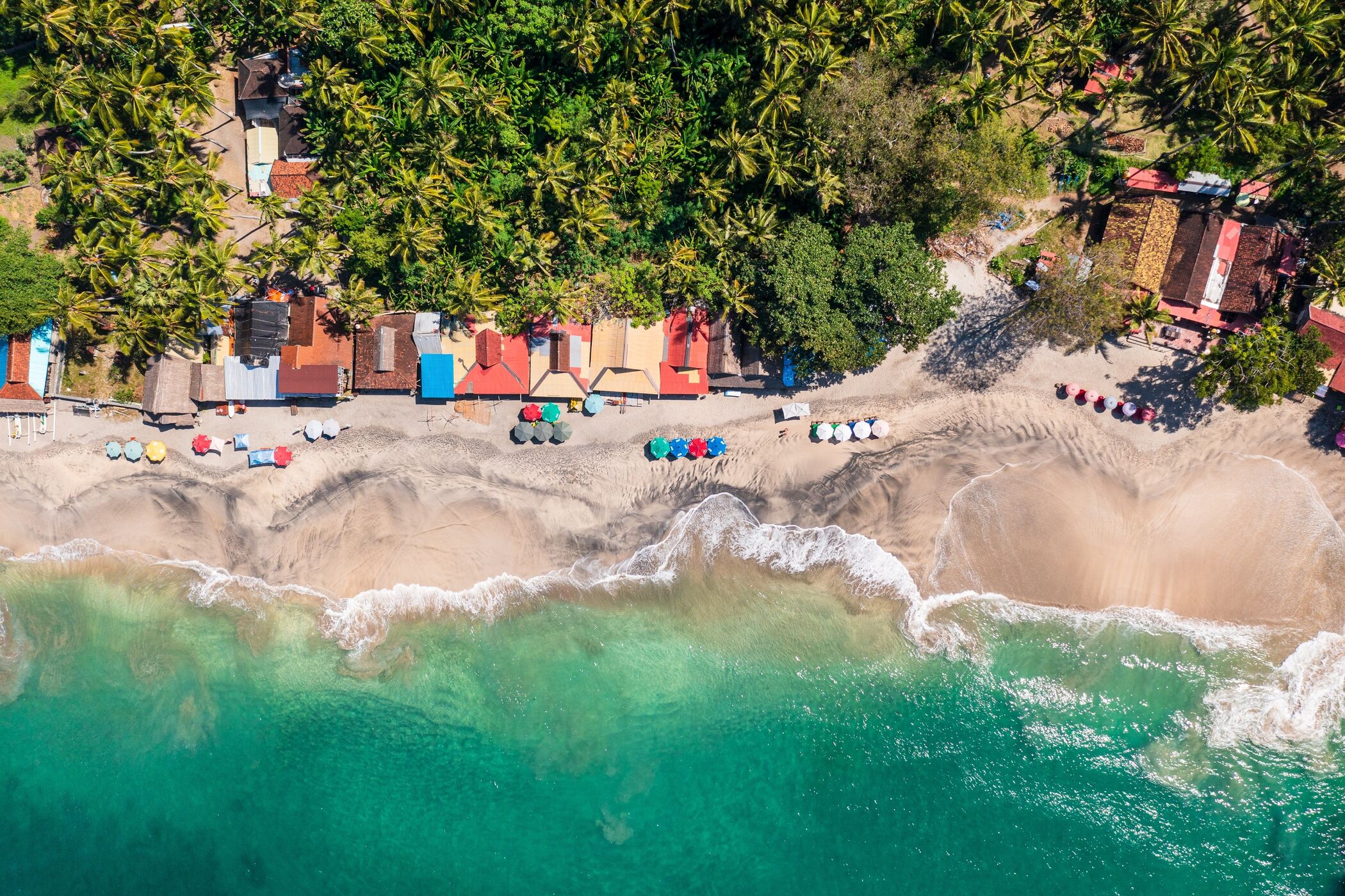 Image of a group of travellers on a diving boat in Indonesia - KILROY