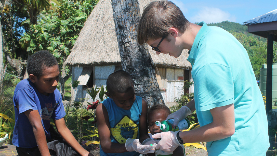 Image of a volunteer working with children in Fiji - KILROY