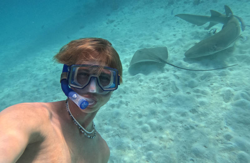 Image of a male traveller snorkelling in the Maldives - KILROY