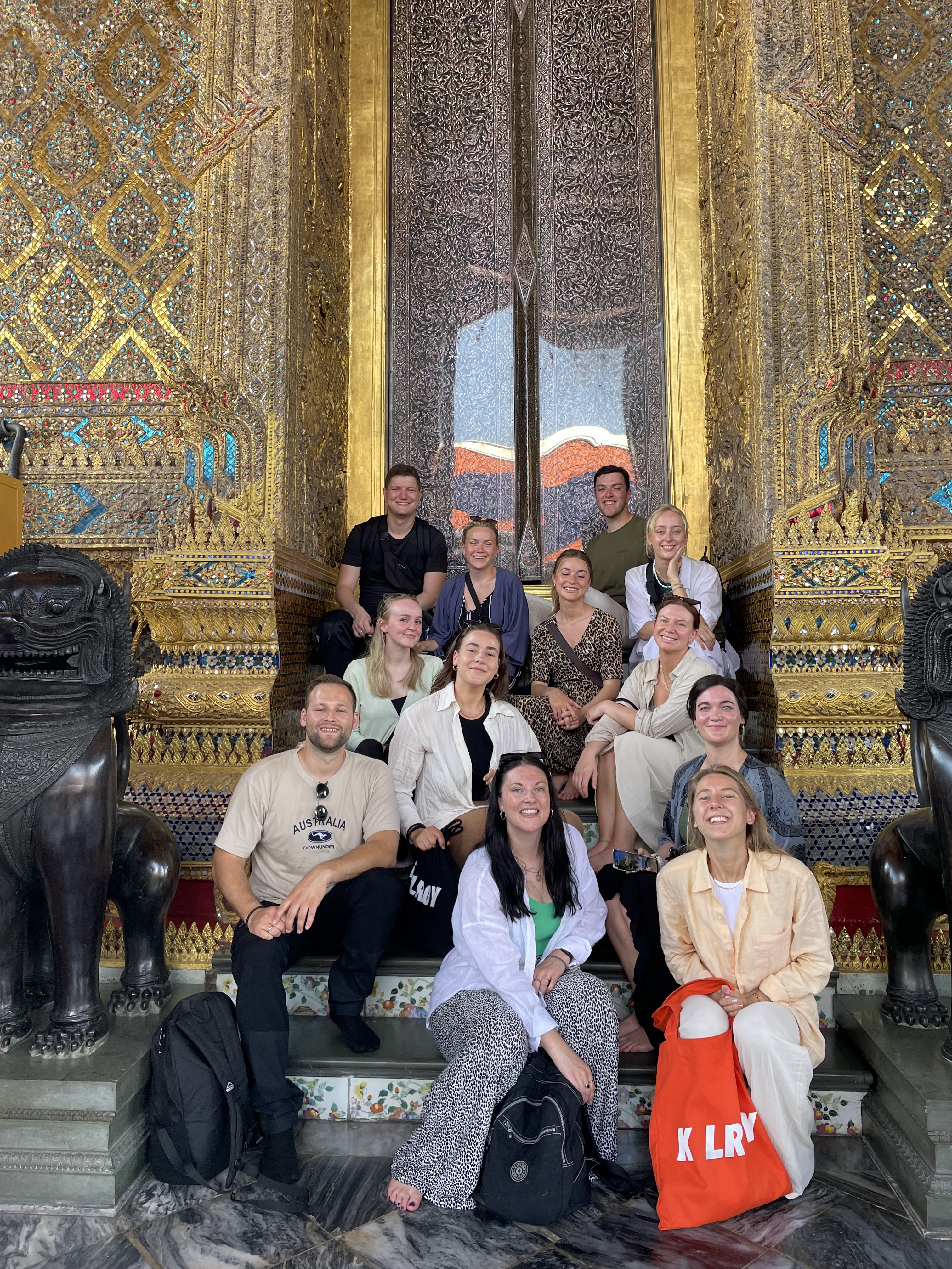 Image of a group of travellers in front of a temple in Bangkok - KILROY