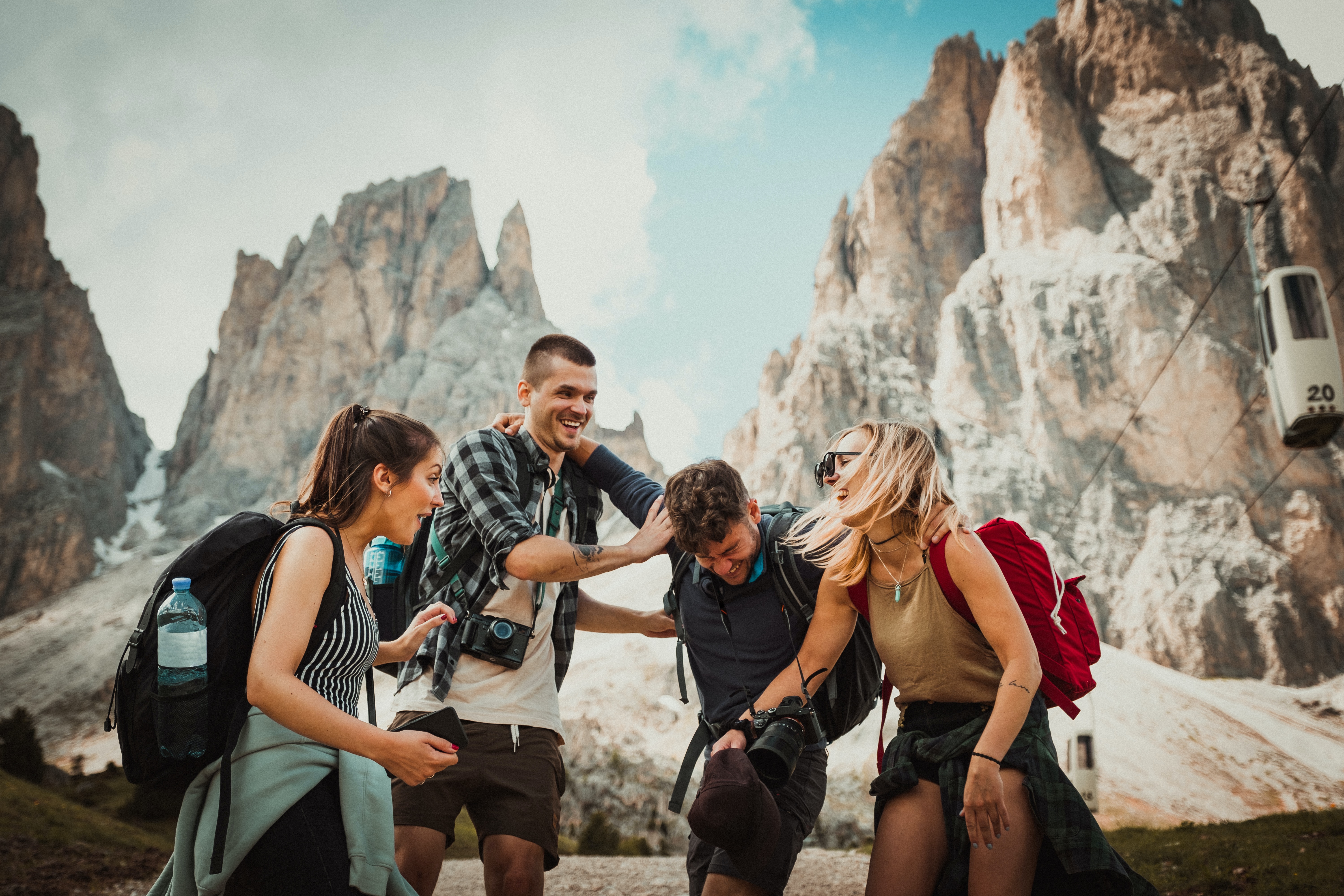 A group of travellers in front of a mountain backdrop - KILROY