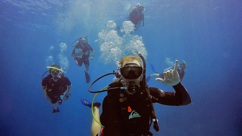 group_underwater_shaka_1280x720_for_navi_web