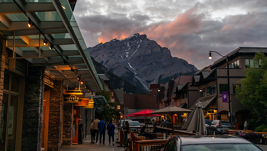 banff-ave-cascade-mountain-dusk-andy-holmes-dlp-gsivrq4-unsplash_1280x720_for_navi_web