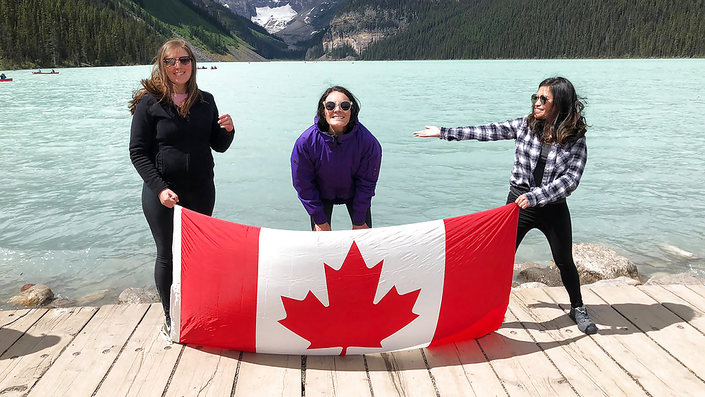 lake-louise-3-females-canada-flag_1280x720_for_navi_web