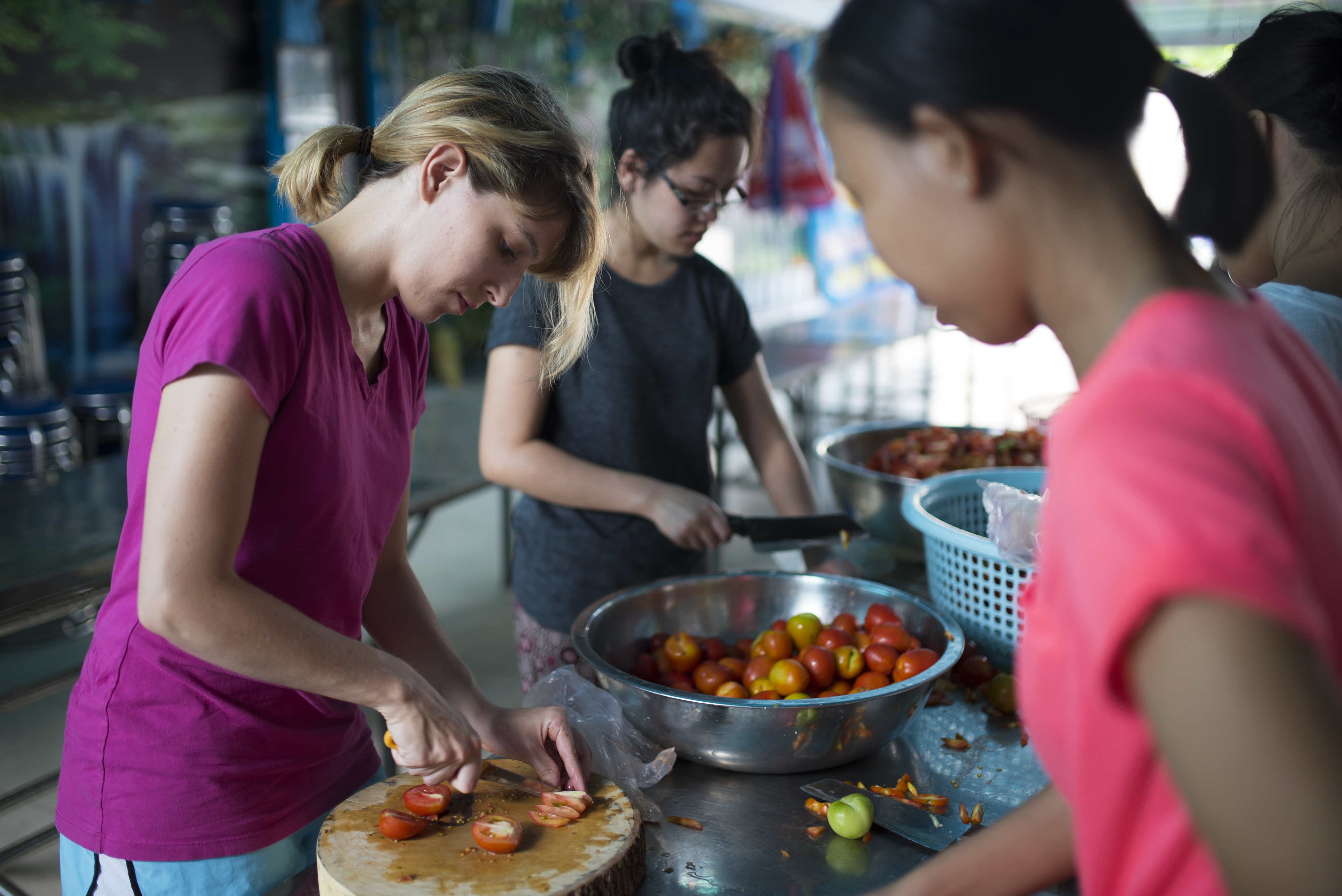 Image of a volunteer at a food shop in Ho Chi Minh City - KILROY