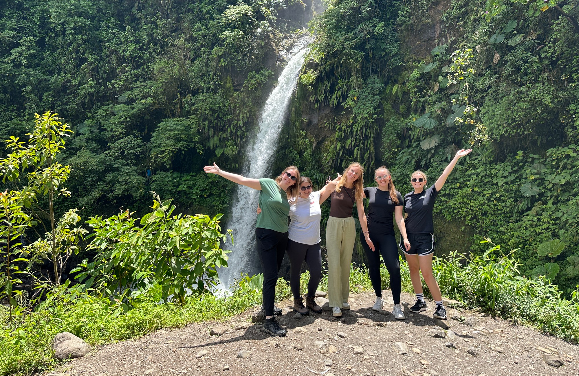 Image of a group of travellers in front of a waterfall in Costa Rica - KILROY